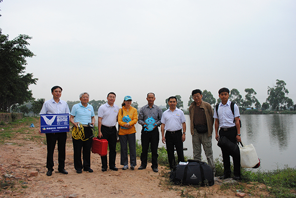 通威高管團(tuán)隊、央視記者和養(yǎng)殖戶合影